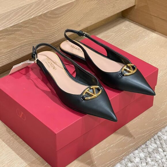 ⛳⛳New valentino v buckle round heel sandals - Picture 2 of 6